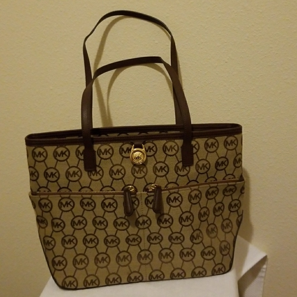 Michael Kors handbag. MK signature Kempton